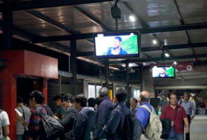 personas viendo televisión digital en mexibus